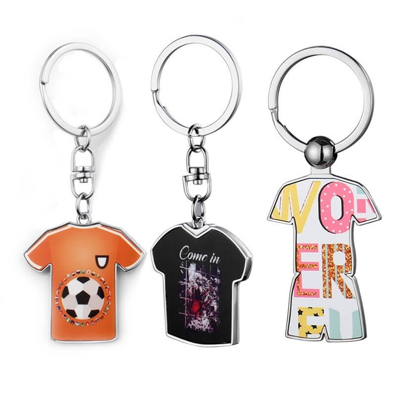 Llavero de metal con diseño de camiseta