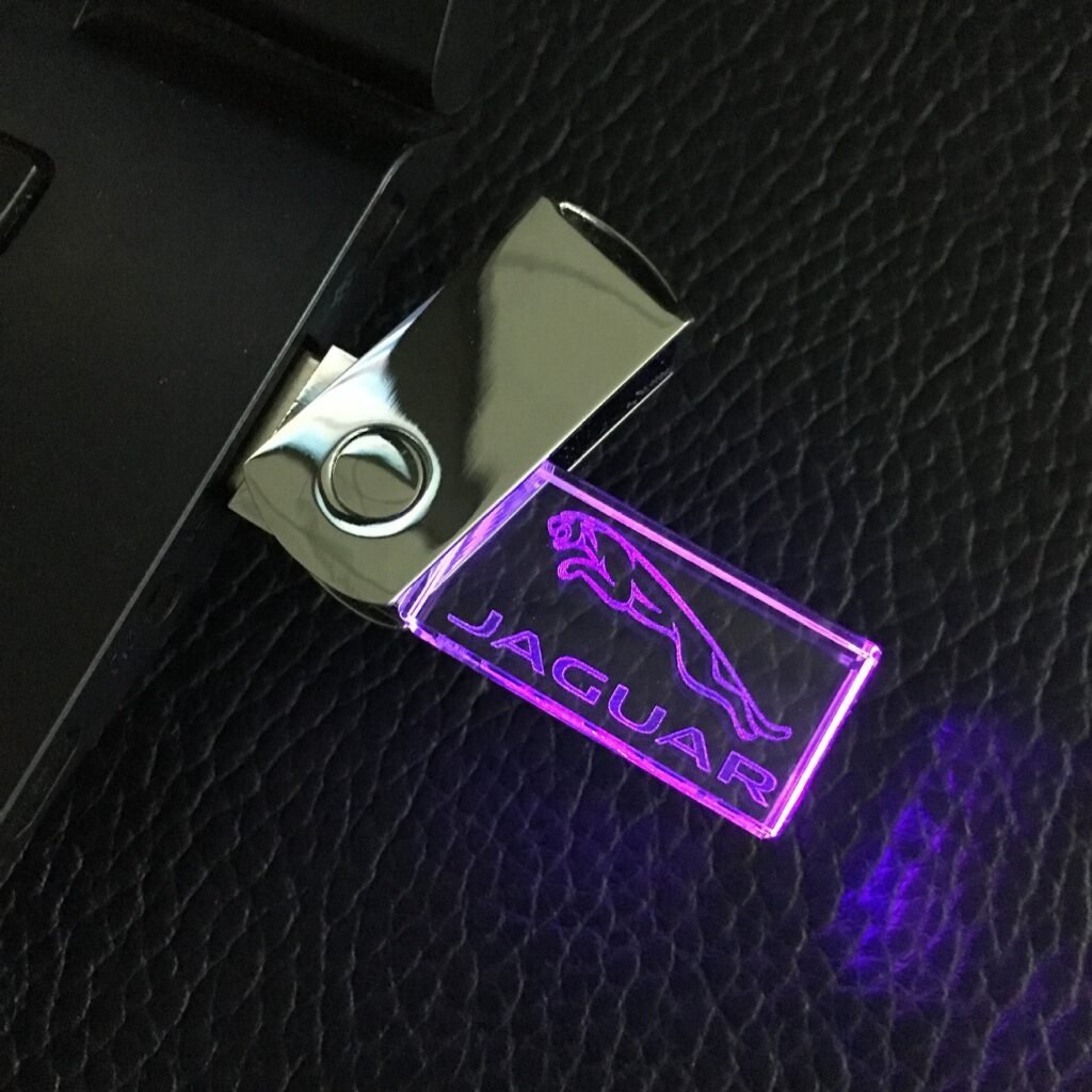 Clave USB Rotativa de Acrílico Iluminado Púrpura